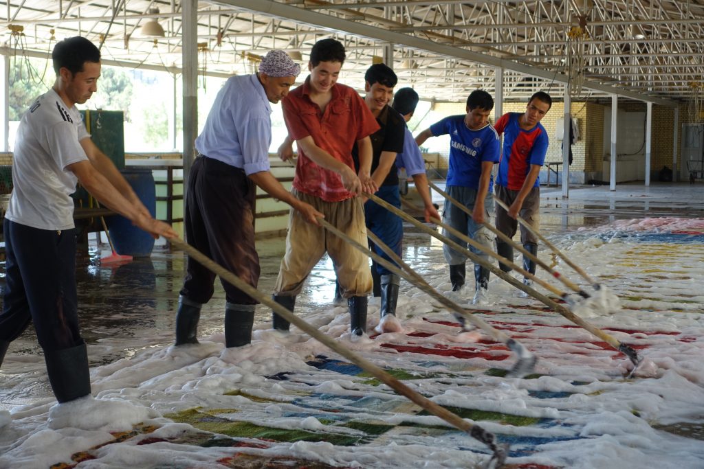 【水害】手織り絨毯は、綺麗に洗うことができます。