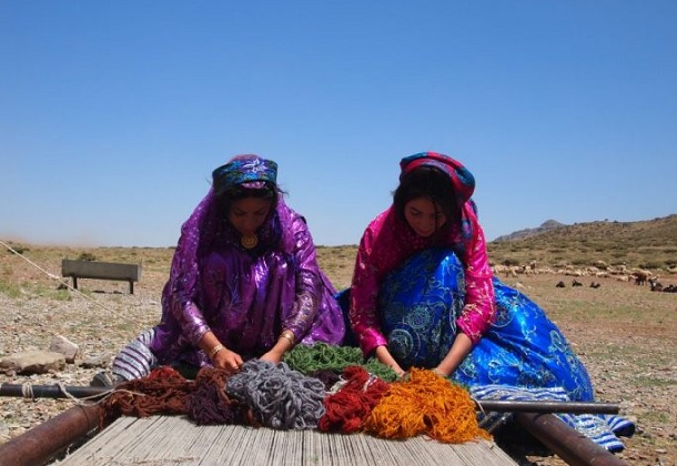 ギャッベを織るカシュガイ族女性