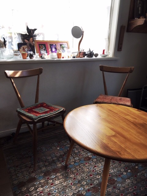椅子とテーブルとギャッベ
