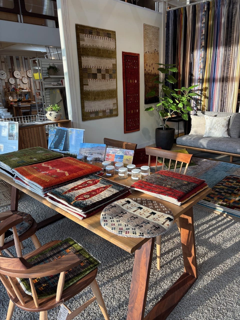 ミニギャッベ展の店内風景