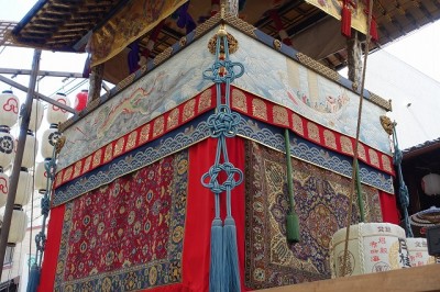 祇園祭の山車に飾られたペルシャ絨毯