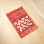 茜色にひし形デザインのギャッベ