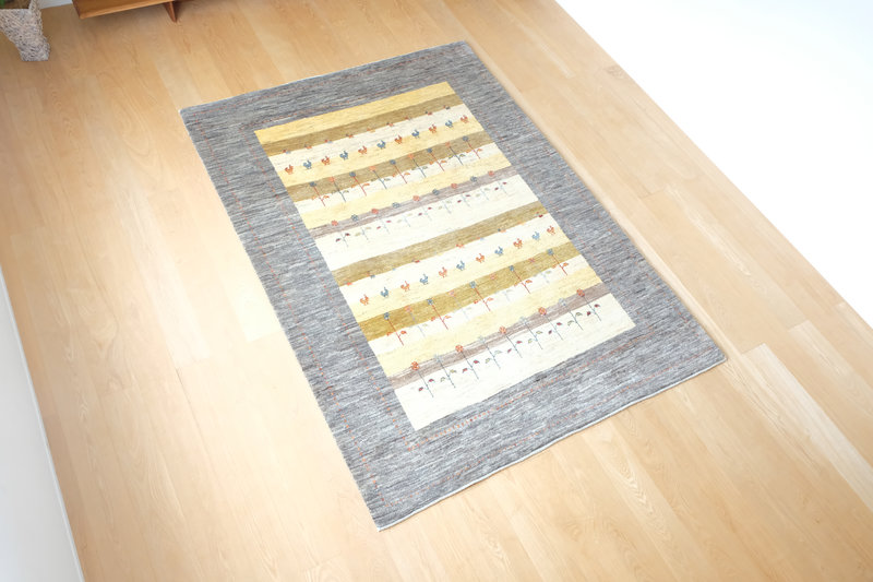 原毛と黄色のギャッベ