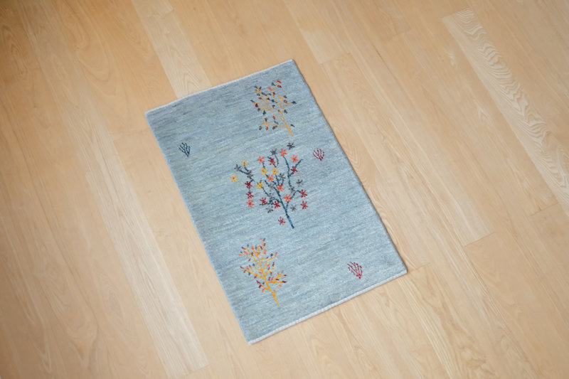 澄んだ水面に浮かぶ花