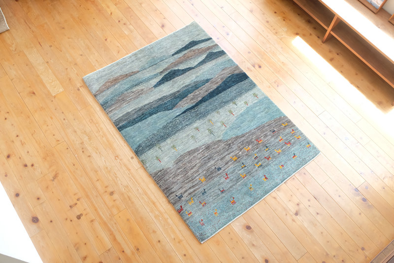 ブルグレーグラデーションの風景画ギャッベ