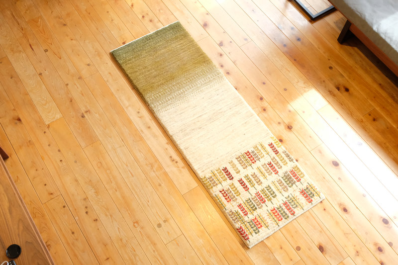 原毛と生命の樹デザインのミニランナーギャッベ