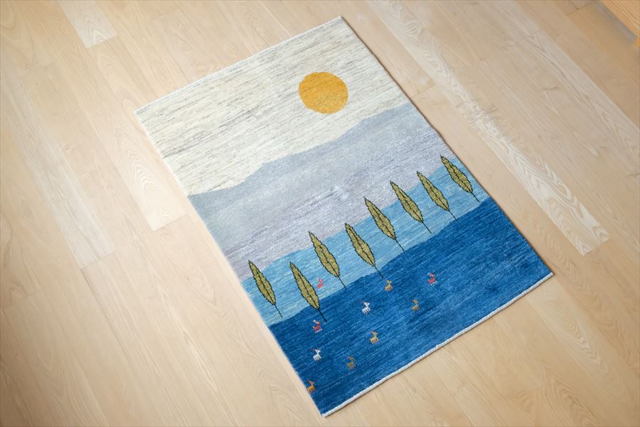 まん丸の太陽と遊牧風景が描かれたギャッベ