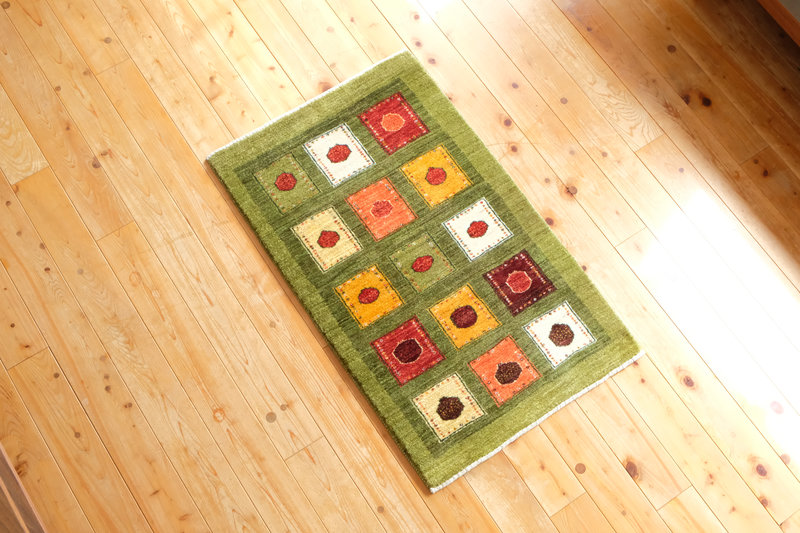 ザクロの果実を描いたギャッベ