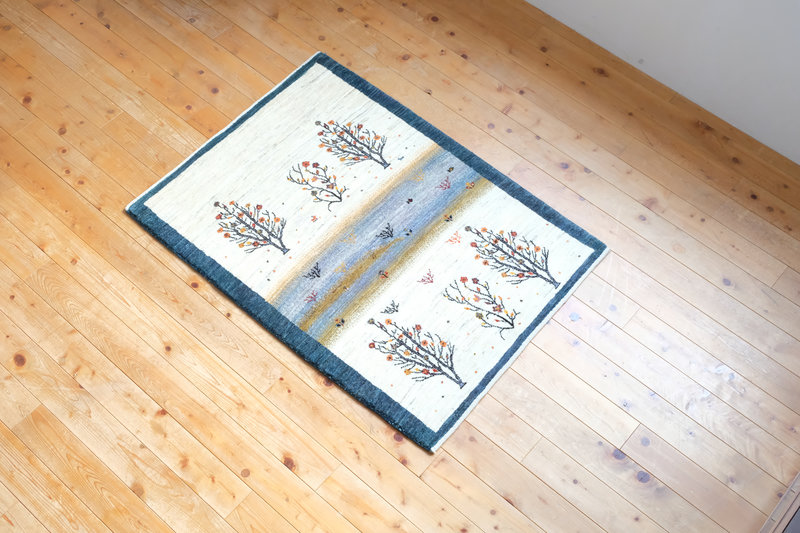 並ぶ木、流れる野