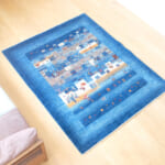 モチーフが沢山描かれたギャッベ