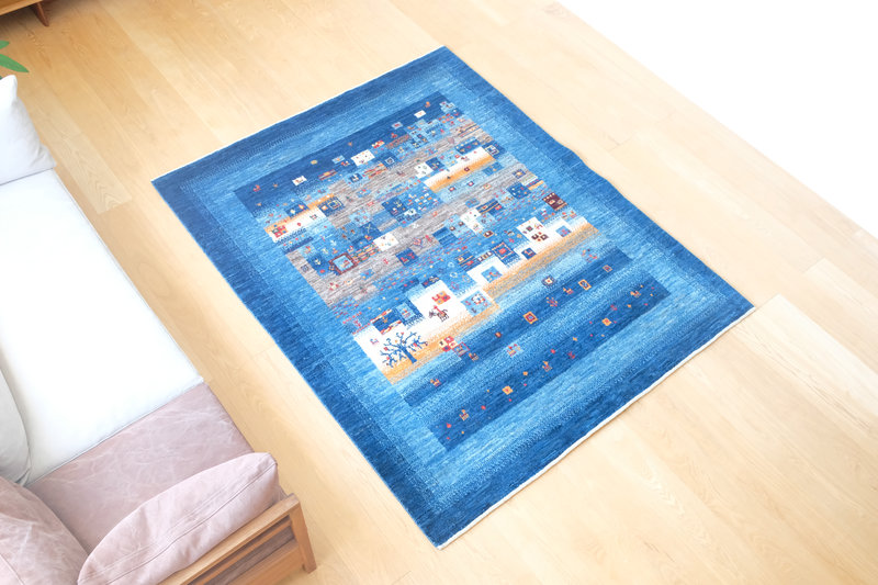 モチーフが沢山描かれたギャッベ