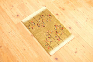 カラフルな葉が芽生えるギャッベ