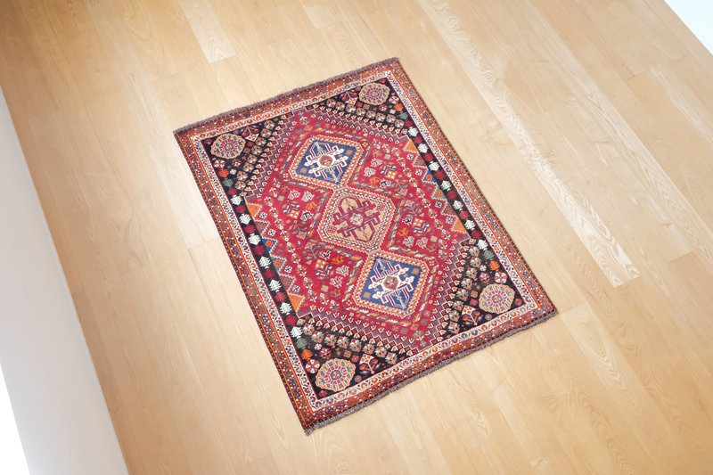 細かな文様が描かれたオールドギャッベ