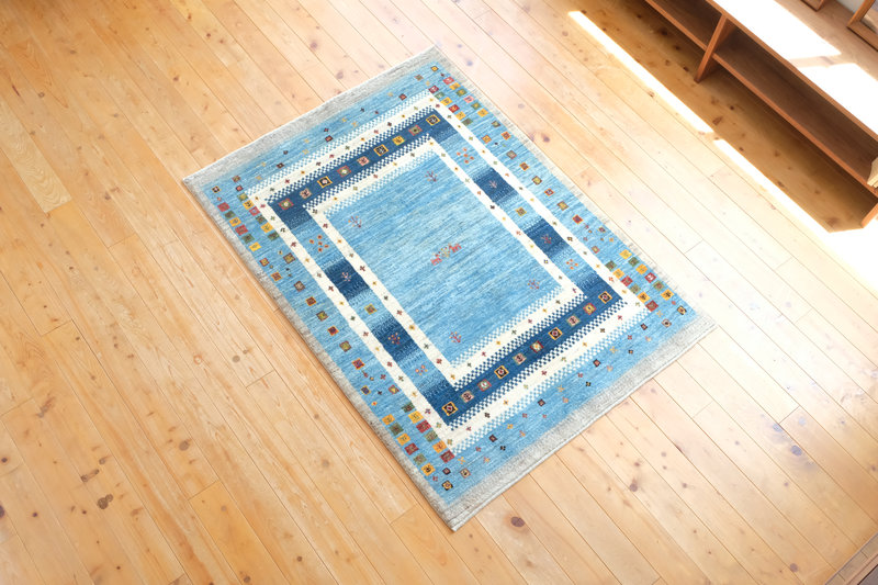 可愛らしいブルーギャッベ