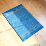 ブルーグラデーションに小さな文様が描かれたギャッベ