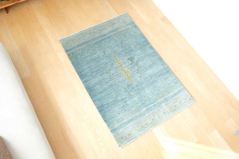 淡いブルーグレーカラーのギャッベ