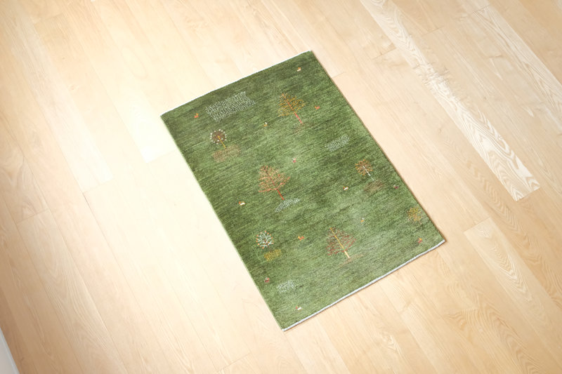 緑が生い茂るようなギャッベ