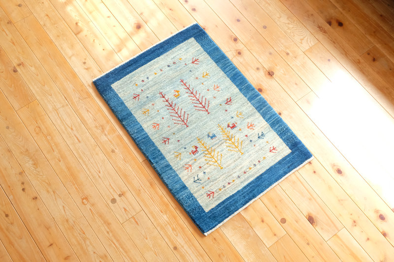 ブルーの可愛らしいギャッベ