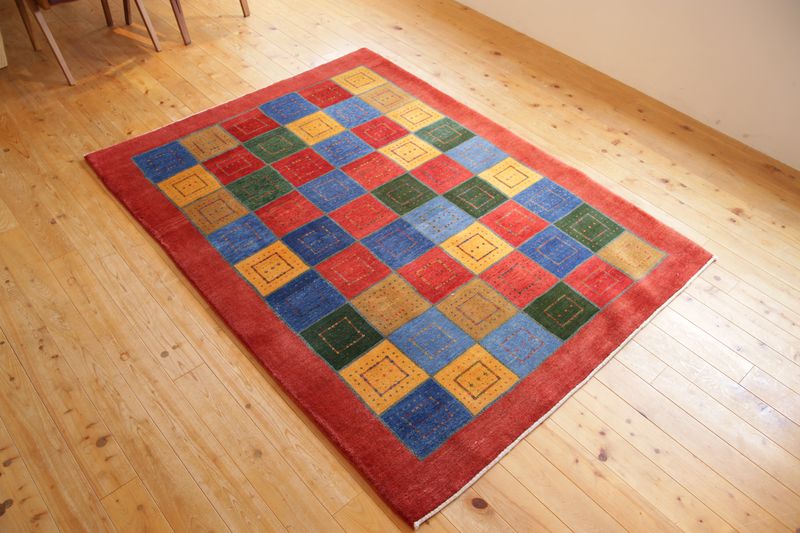 色鮮やかな四角と点模様のギャッベ