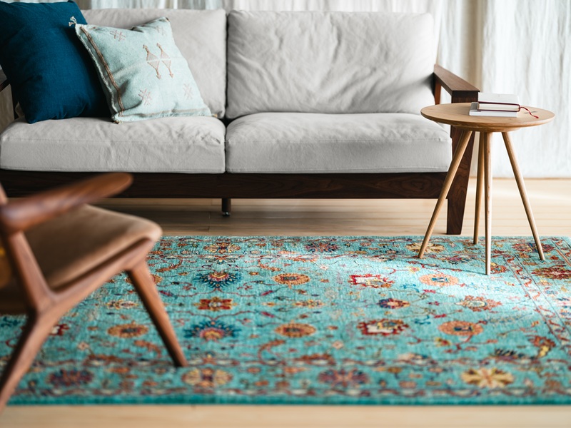 ソファ前に敷かれたガズニン