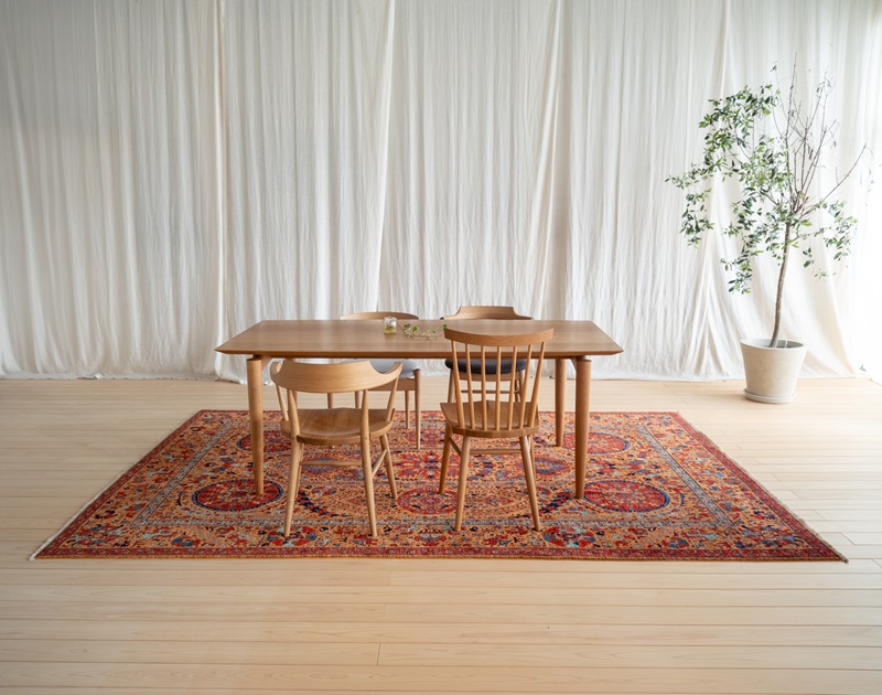 ダイニングテーブル下にガズニンを敷いた様子